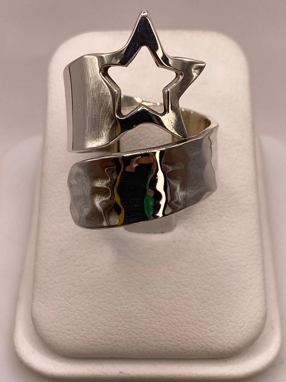 Anillo Artesanal Ajustable en Plata con Estrella Calada y Textura Martillada