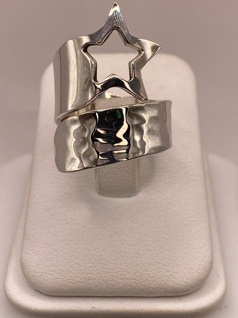Anillo Artesanal Ajustable en Plata con Estrella Calada y Textura Martillada