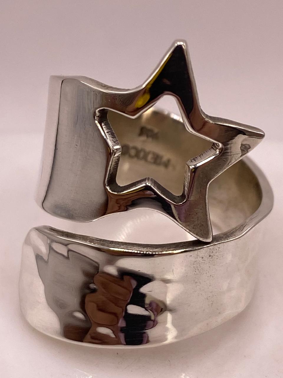 Anillo Artesanal Ajustable en Plata con Estrella Calada y Textura Martillada