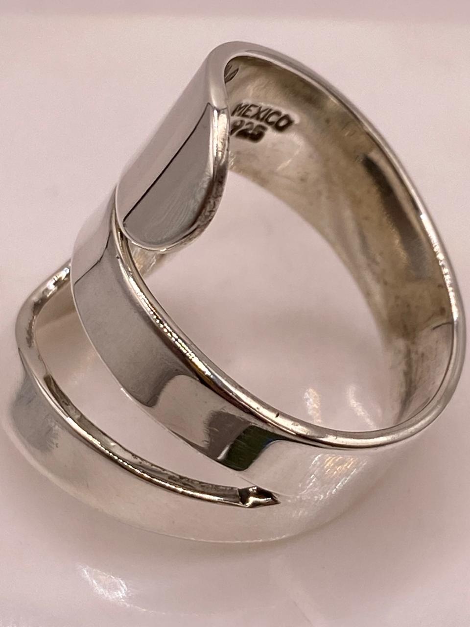 Anillo Artesanal Ajustable en Plata con Diseño Envolvente Asimétrico