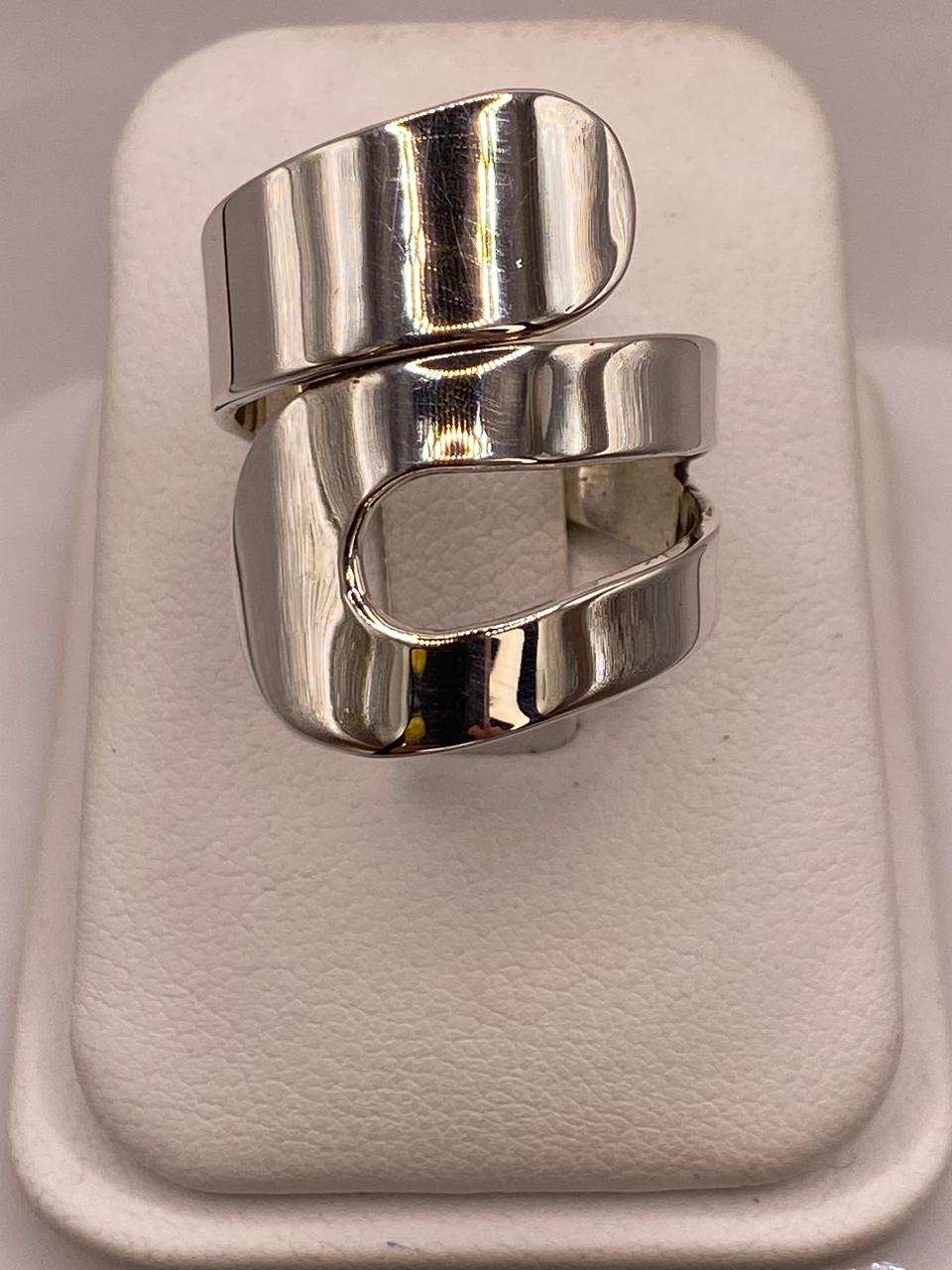 Anillo Artesanal Ajustable en Plata con Diseño Envolvente Asimétrico