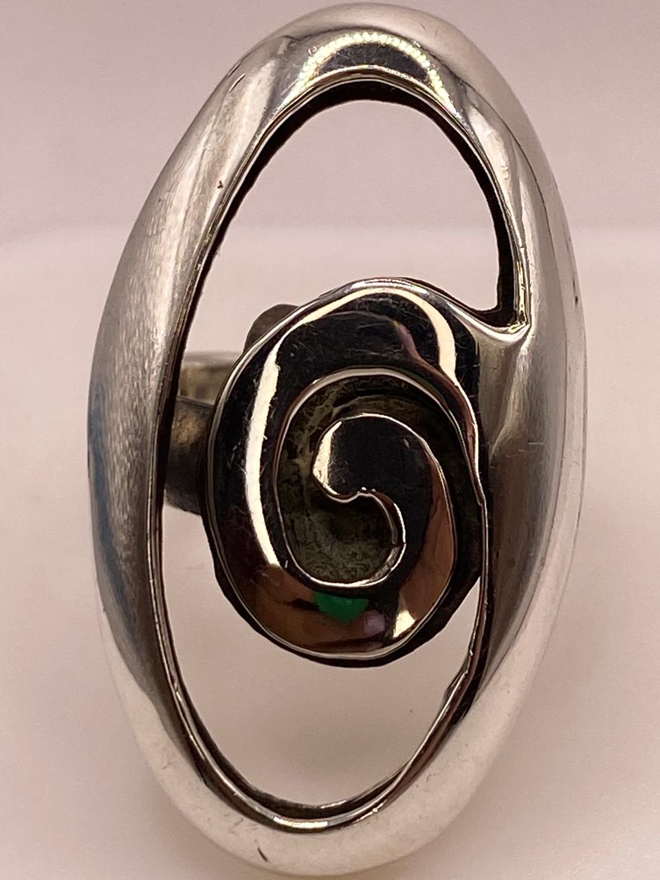 Anillo Artesanal Ajustable en Plata con Diseño Espiral y Marco Ovalado