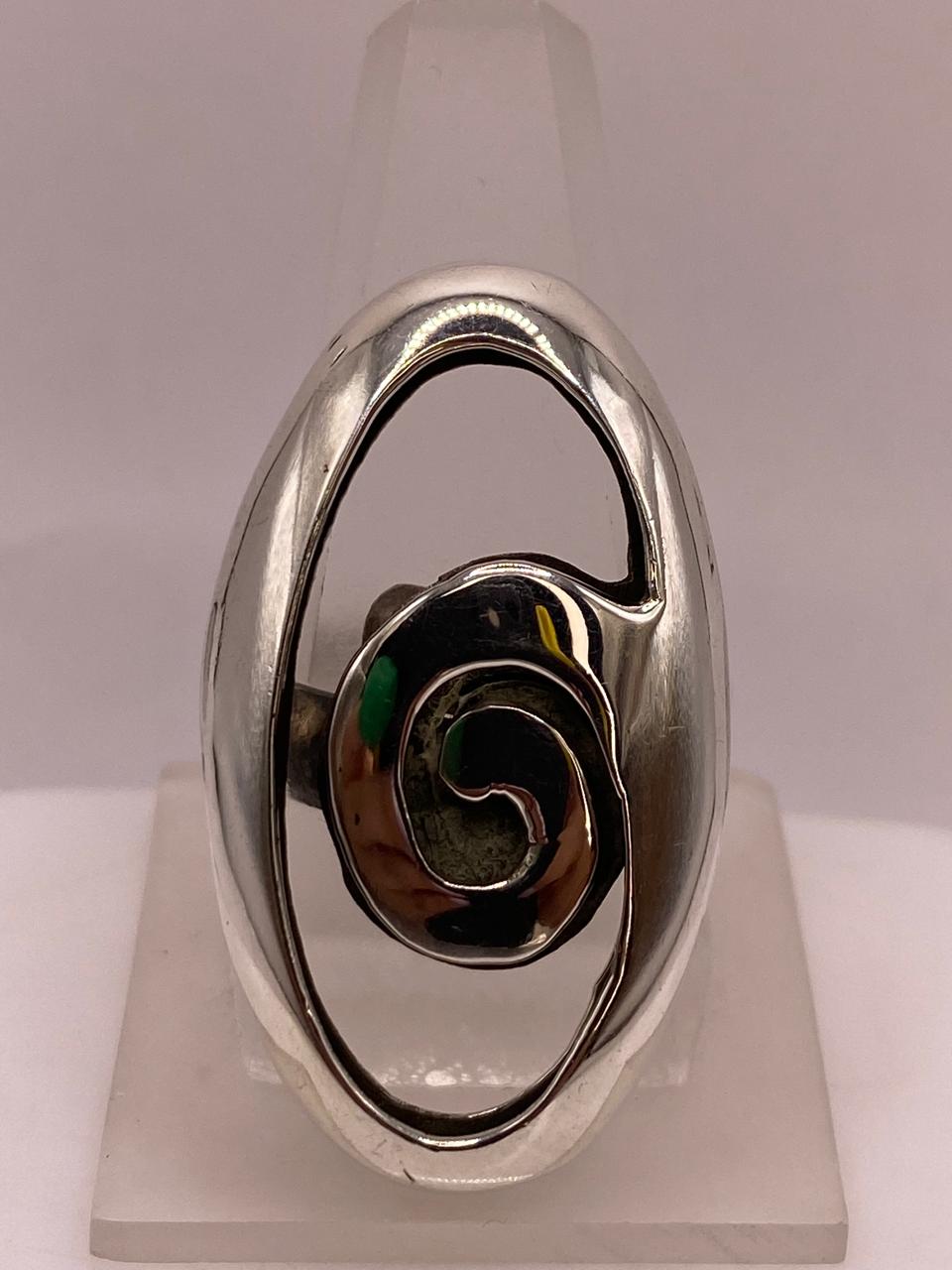 Anillo Artesanal Ajustable en Plata con Diseño Espiral y Marco Ovalado