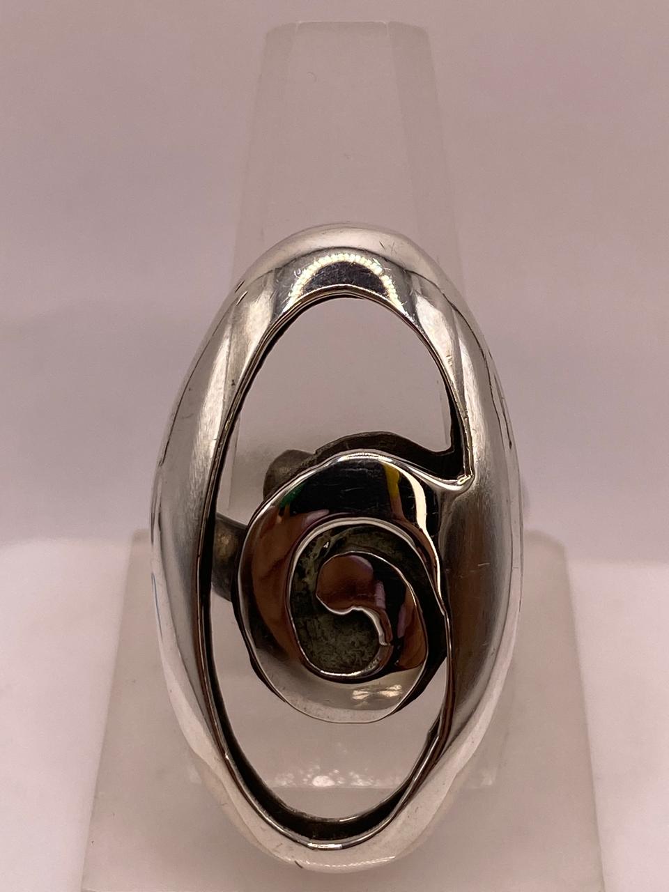 Anillo Artesanal Ajustable en Plata con Diseño Espiral y Marco Ovalado