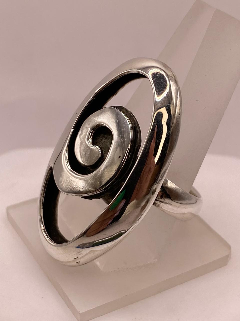 Anillo Artesanal Ajustable en Plata con Diseño Espiral y Marco Ovalado