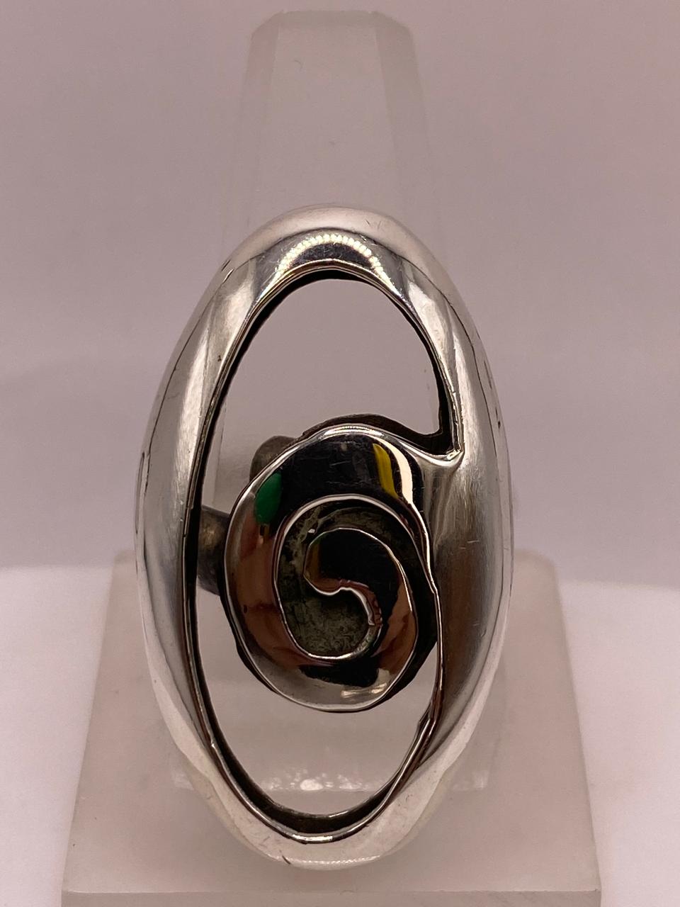 Anillo Artesanal Ajustable en Plata con Diseño Espiral y Marco Ovalado
