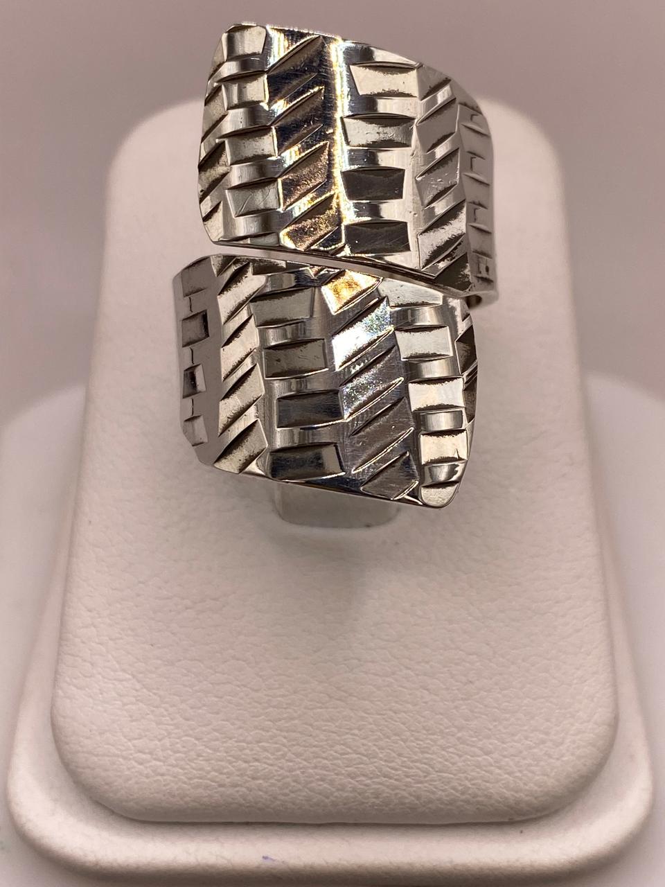 Anillo Artesanal Ajustable en Plata con Diseño Geométrico Texturizado