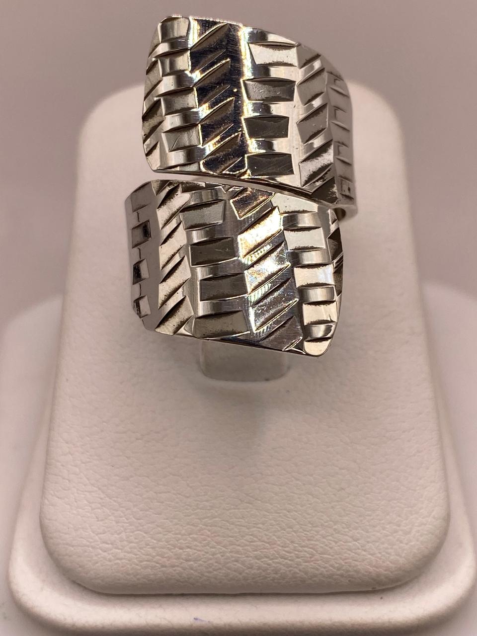 Anillo Artesanal Ajustable en Plata con Diseño Geométrico Texturizado