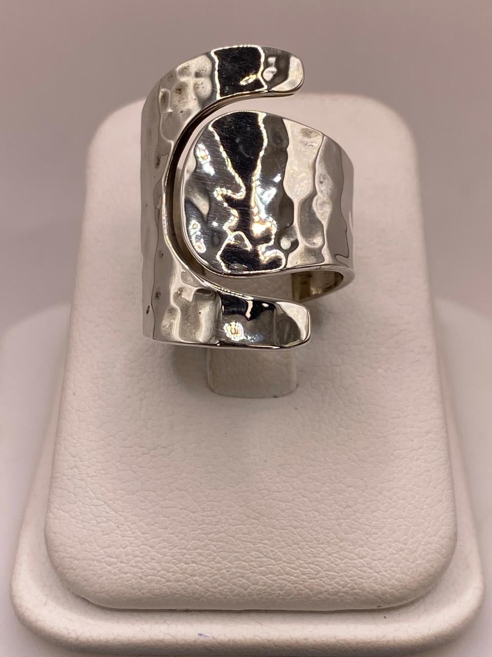 Anillo Artesanal Ajustable en Plata con Diseño Martillado Envolvente