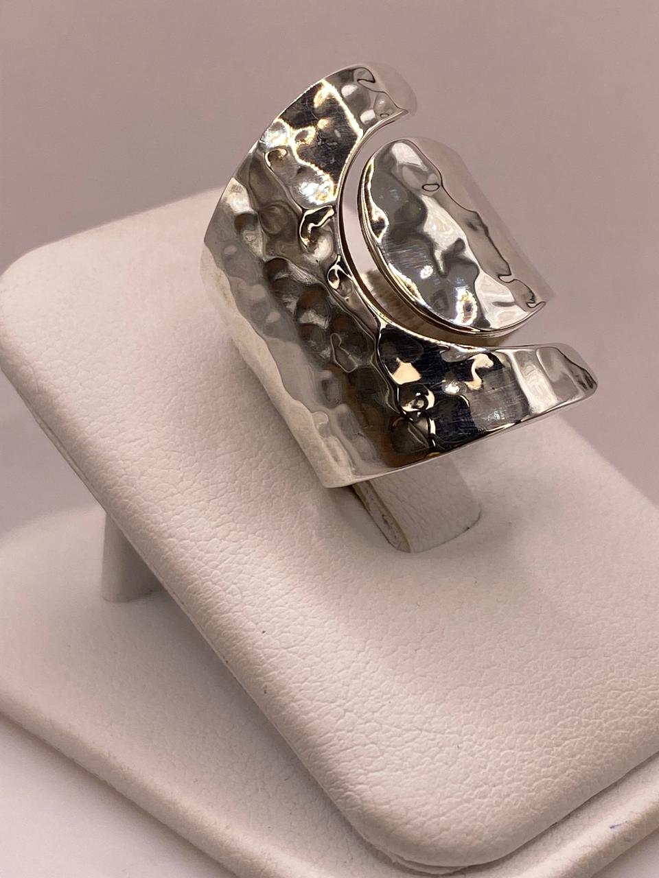 Anillo Artesanal Ajustable en Plata con Diseño Martillado Envolvente