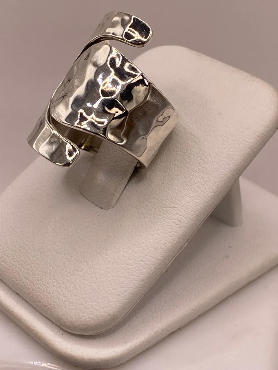 Anillo Artesanal Ajustable en Plata con Diseño Martillado Envolvente