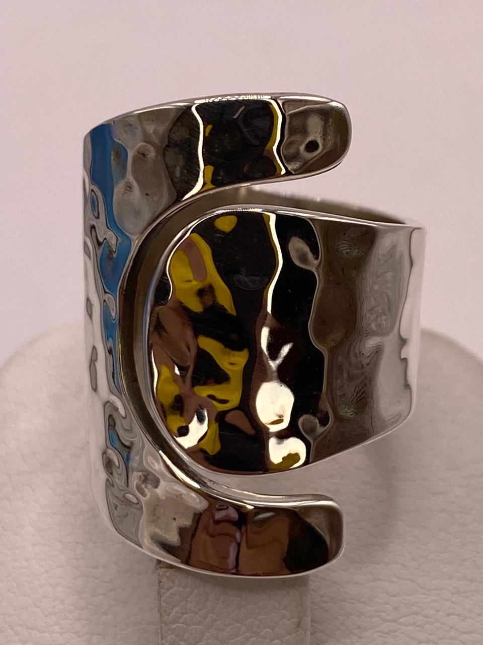 Anillo Artesanal Ajustable en Plata con Diseño Martillado Envolvente
