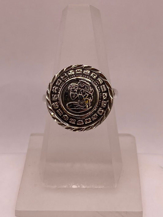 Anillo Artesanal Ajustable en Plata con Diseño Maya en Relieve, vista frontal