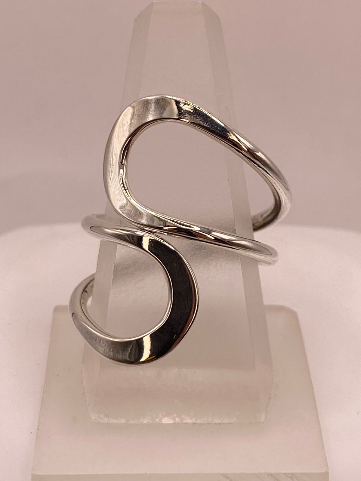 Anillo Artesanal Ajustable en Plata con Diseño Ondulado Contemporáneo