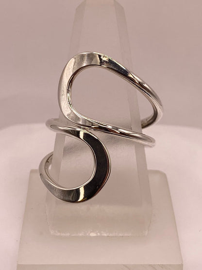 Anillo Artesanal Ajustable en Plata con Diseño Ondulado Contemporáneo, vista de detalle