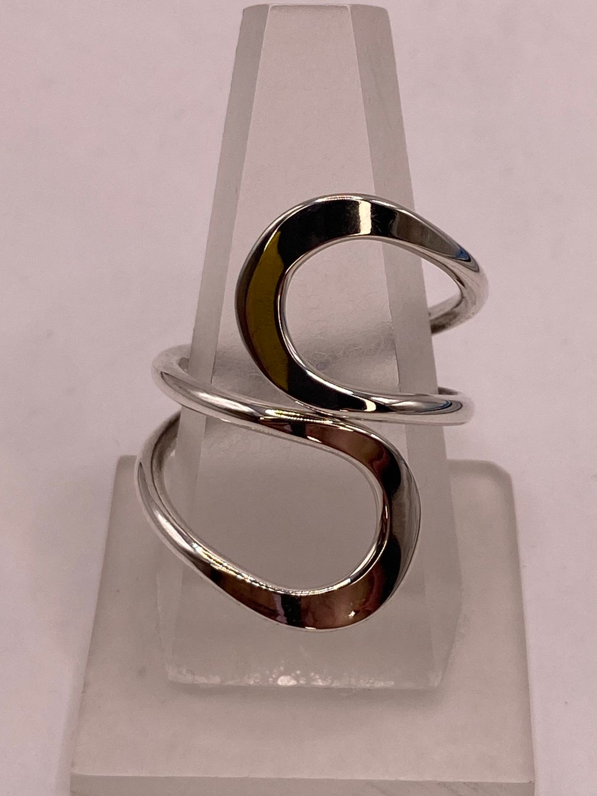 Anillo Artesanal Ajustable en Plata con Diseño Ondulado Contemporáneo