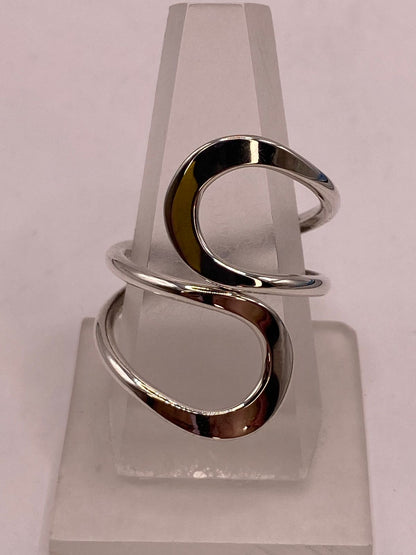 Anillo Artesanal Ajustable en Plata con Diseño Ondulado Contemporáneo, vista lateral