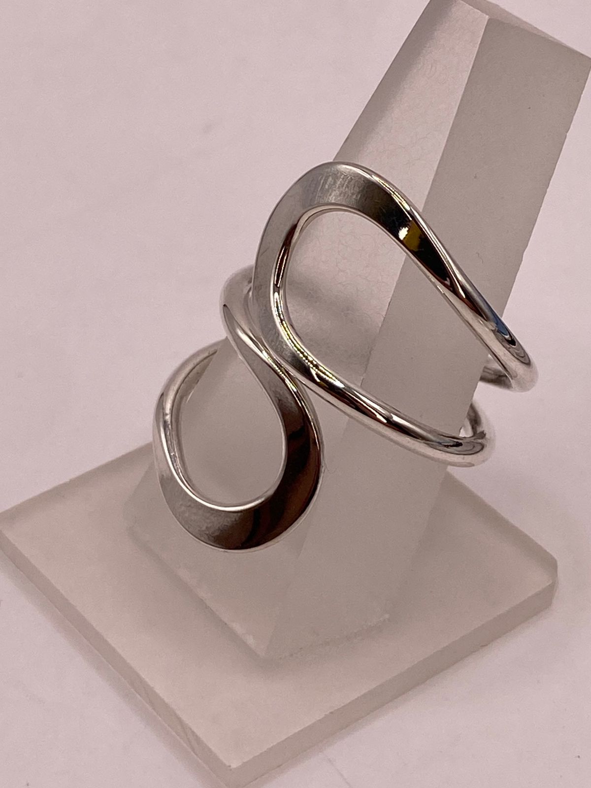 Anillo Artesanal Ajustable en Plata con Diseño Ondulado Contemporáneo