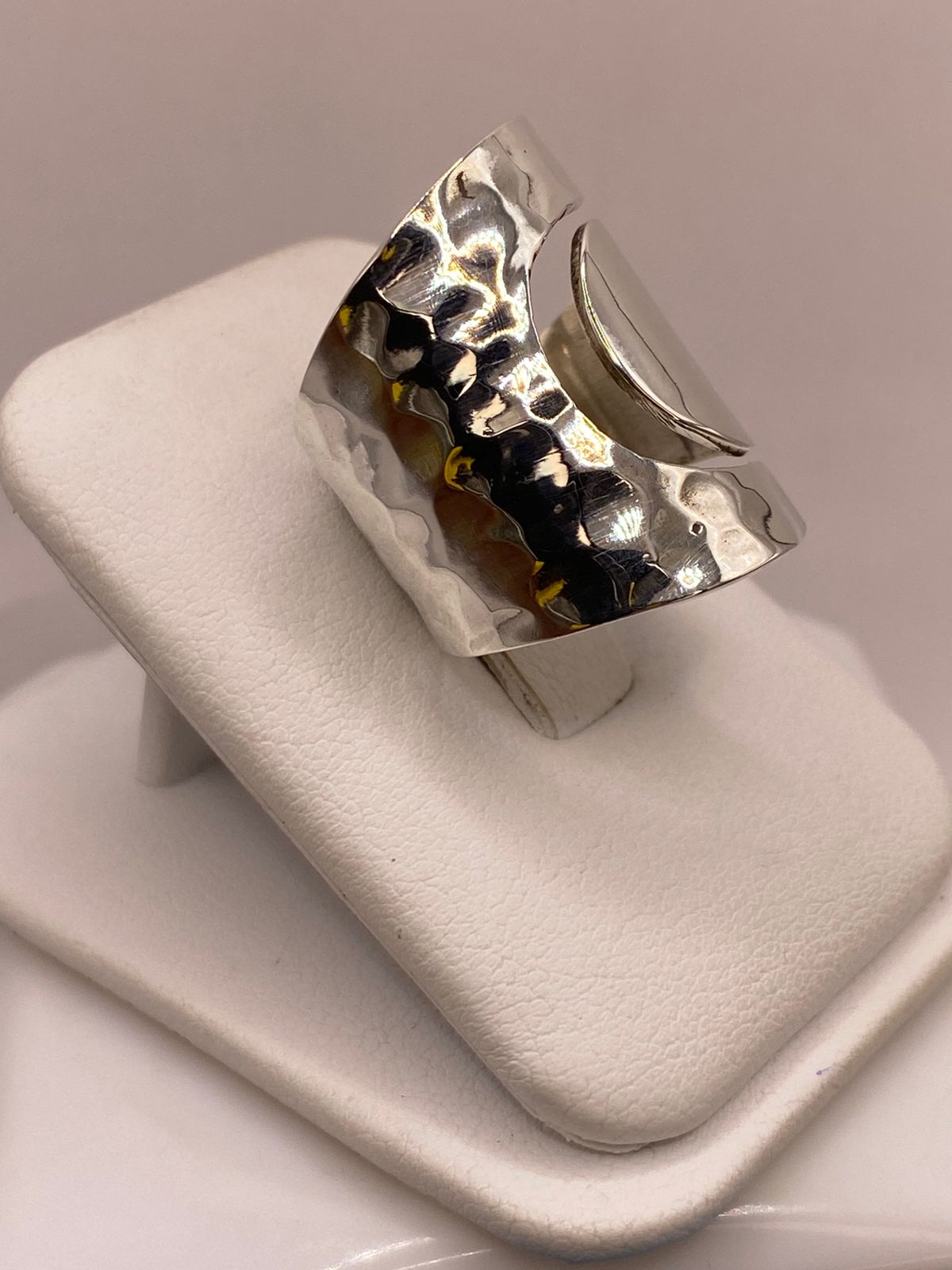 Anillo Artesanal Ajustable en Plata con Textura Martillada y Placa Pulida