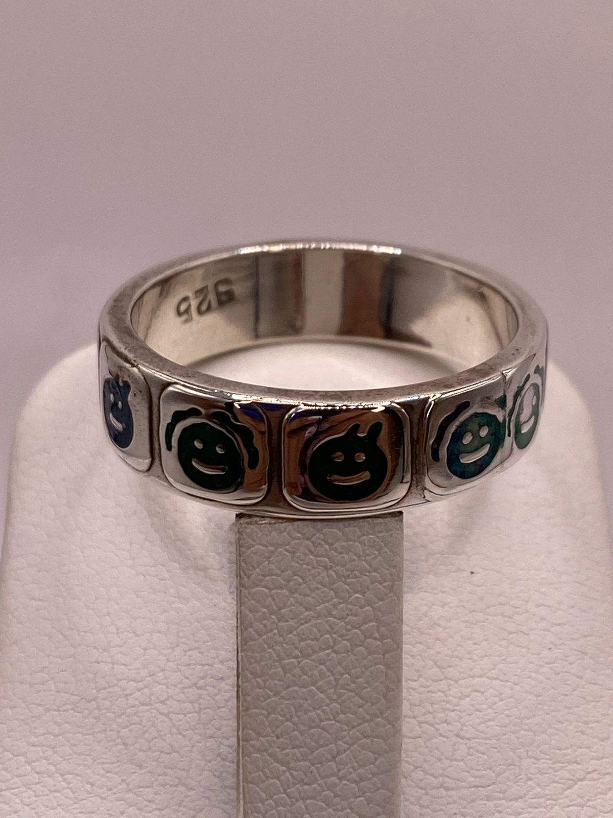 Anillo Artesanal con Caritas Esmaltadas en Plata