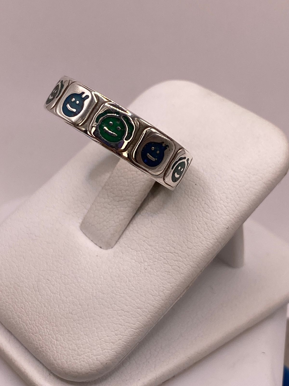 Anillo Artesanal con Caritas Esmaltadas en Plata