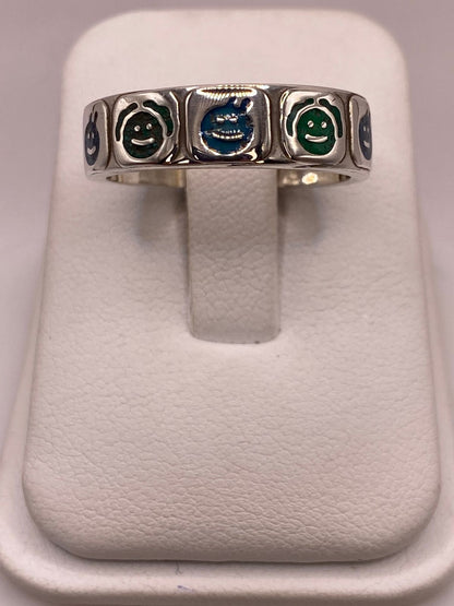 Anillo Artesanal con Caritas Esmaltadas en Plata, vista lateral