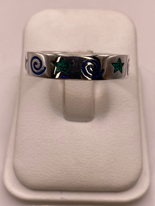 ⭐ Anillo Artesanal con Estrellas y Espirales Esmaltadas en Plata — vista lateral