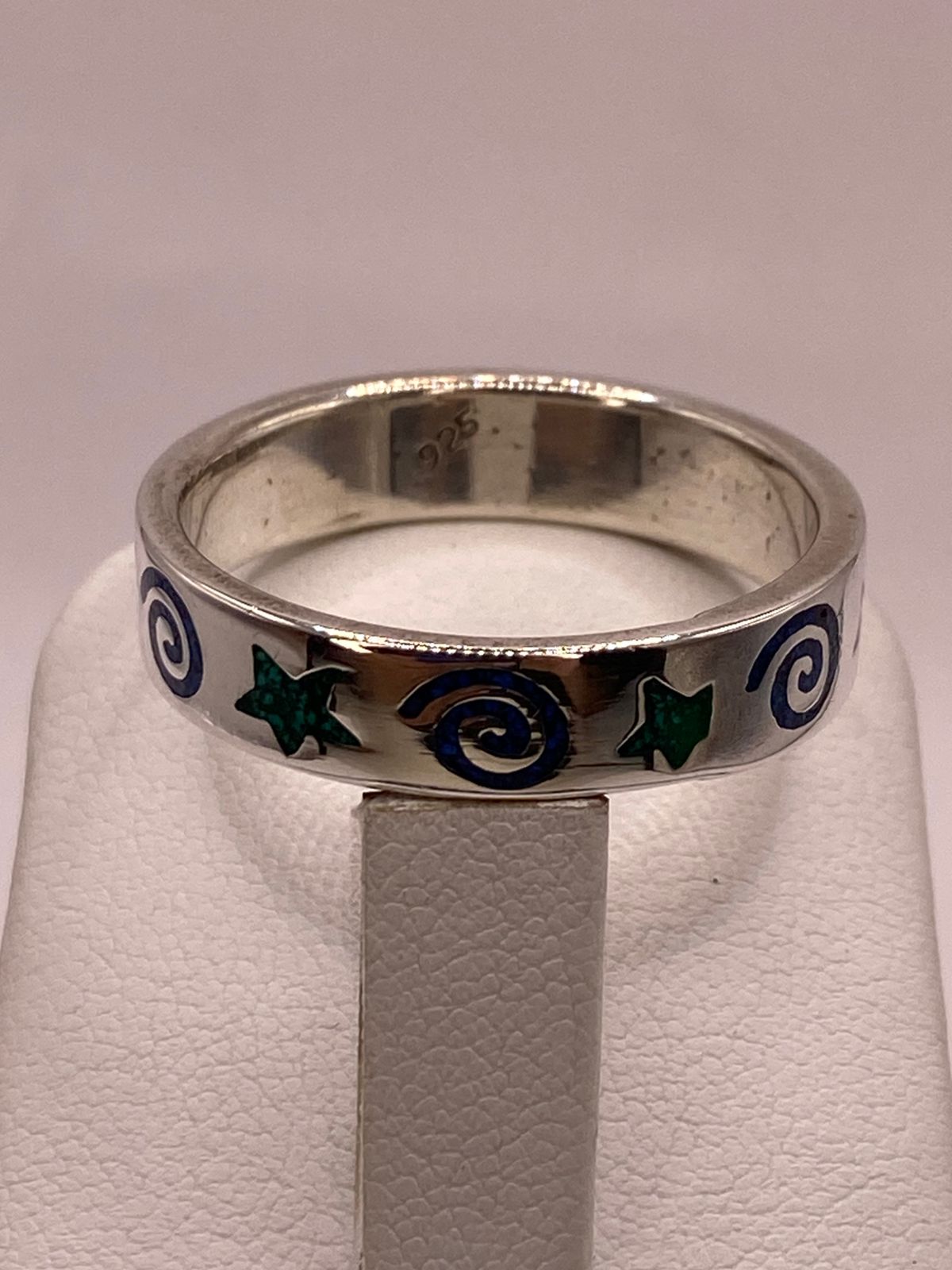 ⭐ Anillo Artesanal con Estrellas y Espirales Esmaltadas en Plata