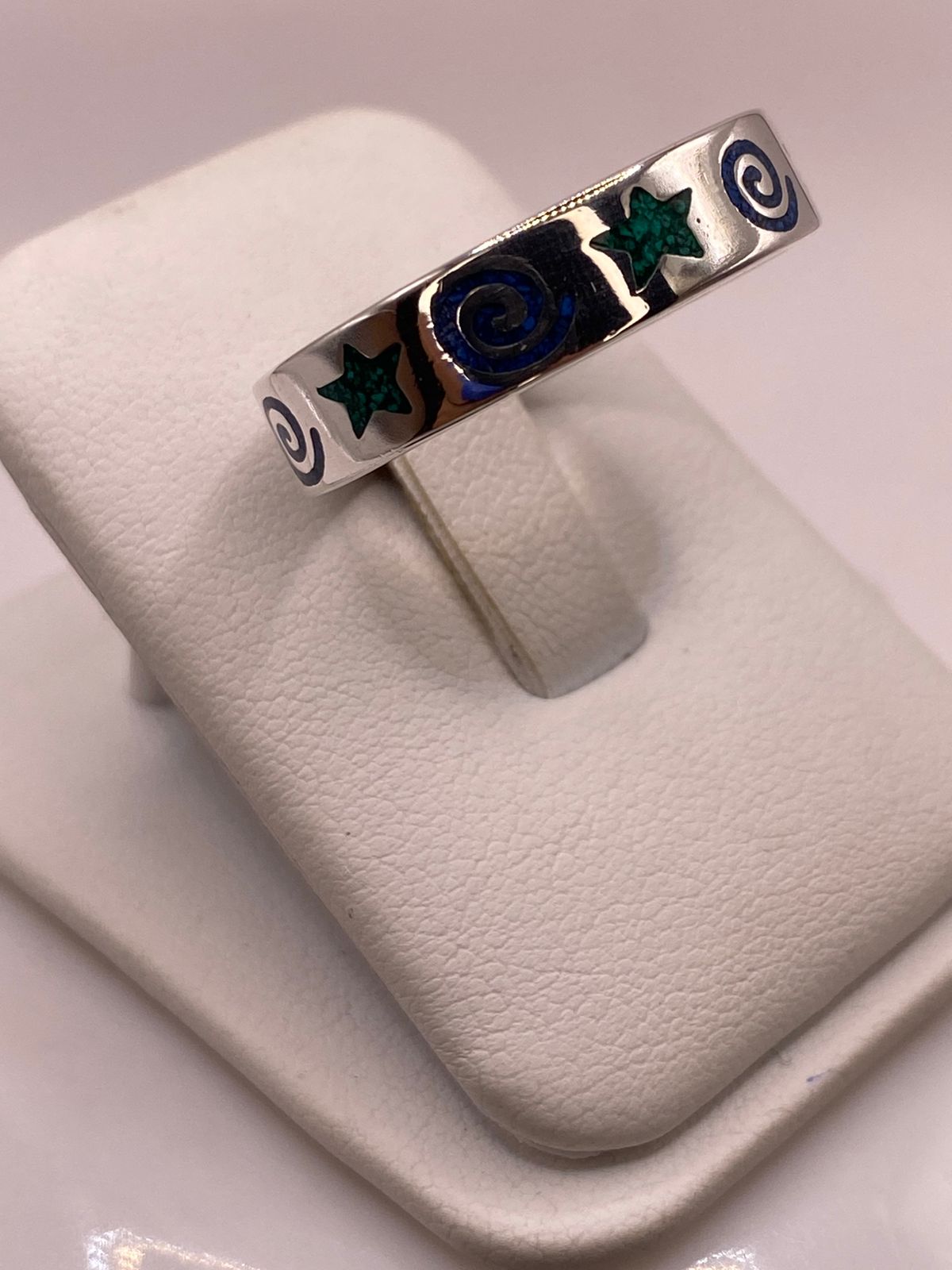 ⭐ Anillo Artesanal con Estrellas y Espirales Esmaltadas en Plata