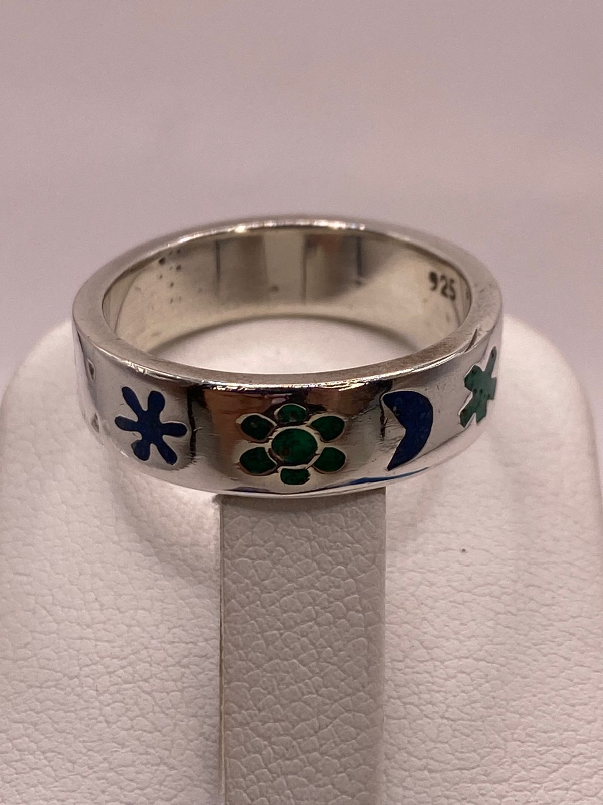 Anillo Artesanal con Figuras Esmaltadas en Plata