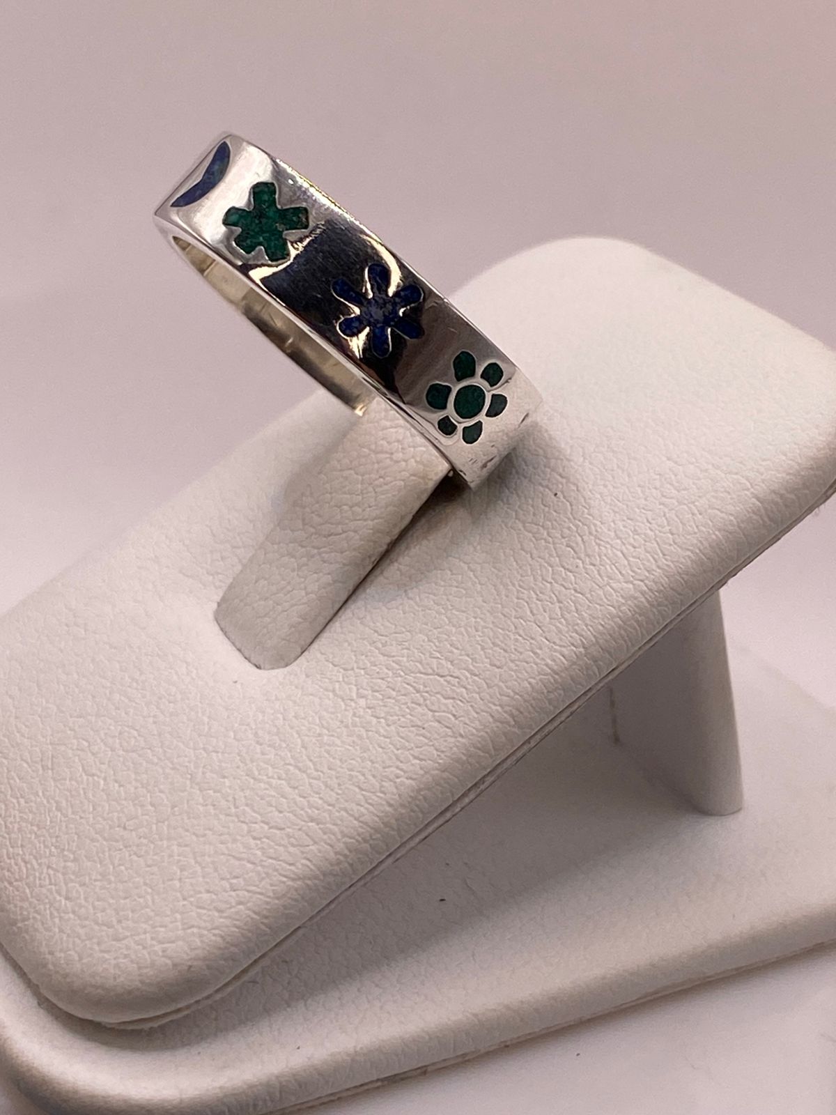 Anillo Artesanal con Figuras Esmaltadas en Plata