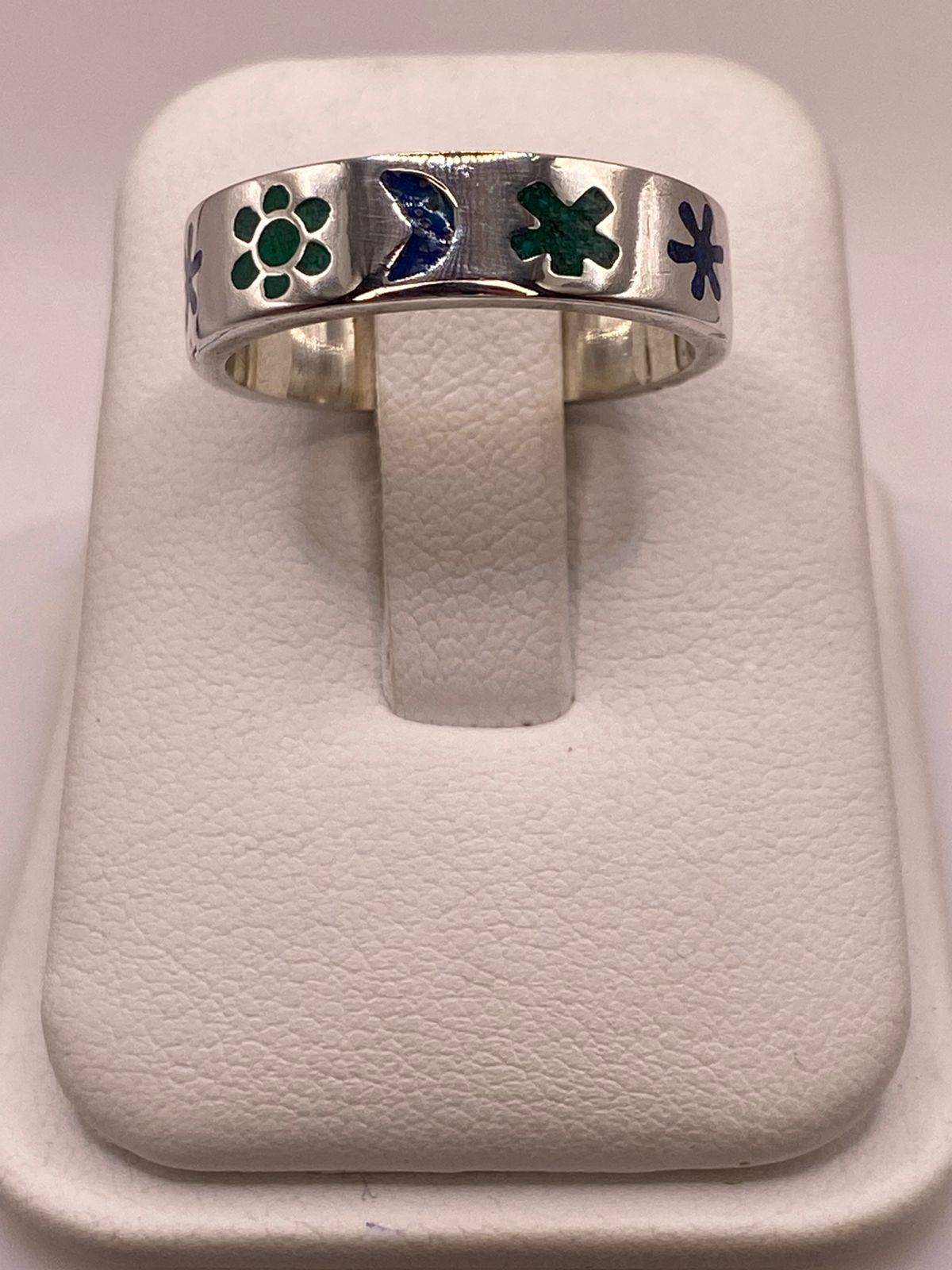 Anillo Artesanal con Figuras Esmaltadas en Plata