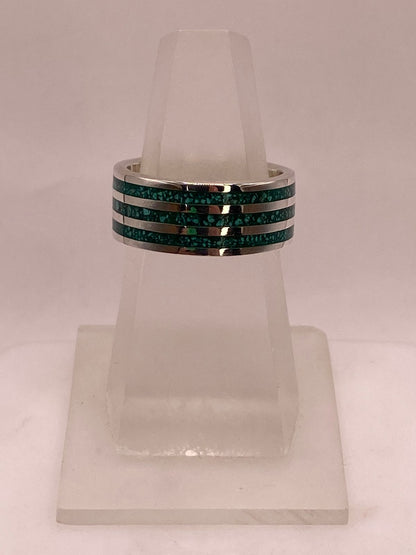 Anillo Artesanal con Franjas de Malaquita en Plata, vista de detalle