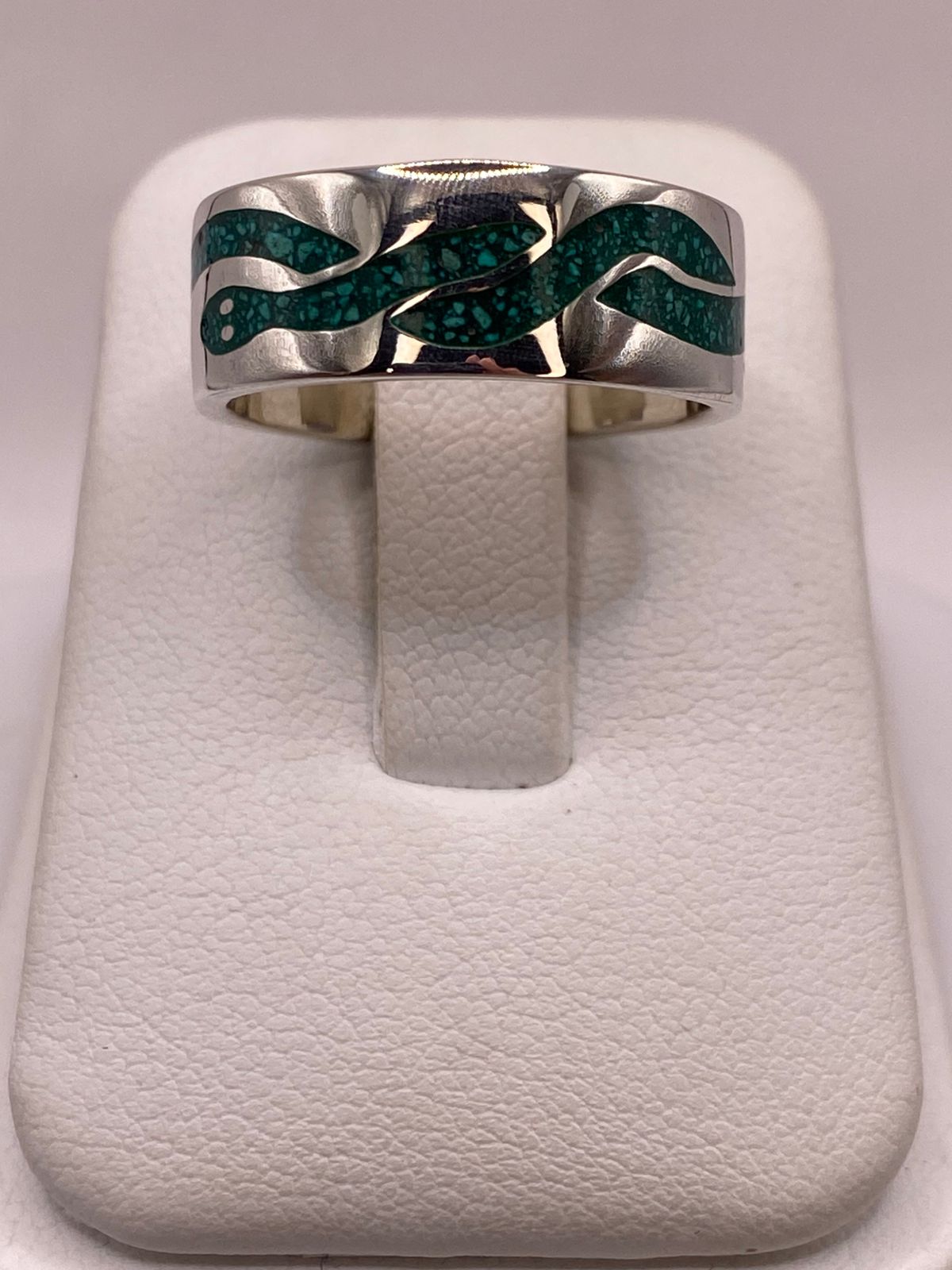 Anillo Artesanal de Malaquita con Diseño de Serpiente en Plata