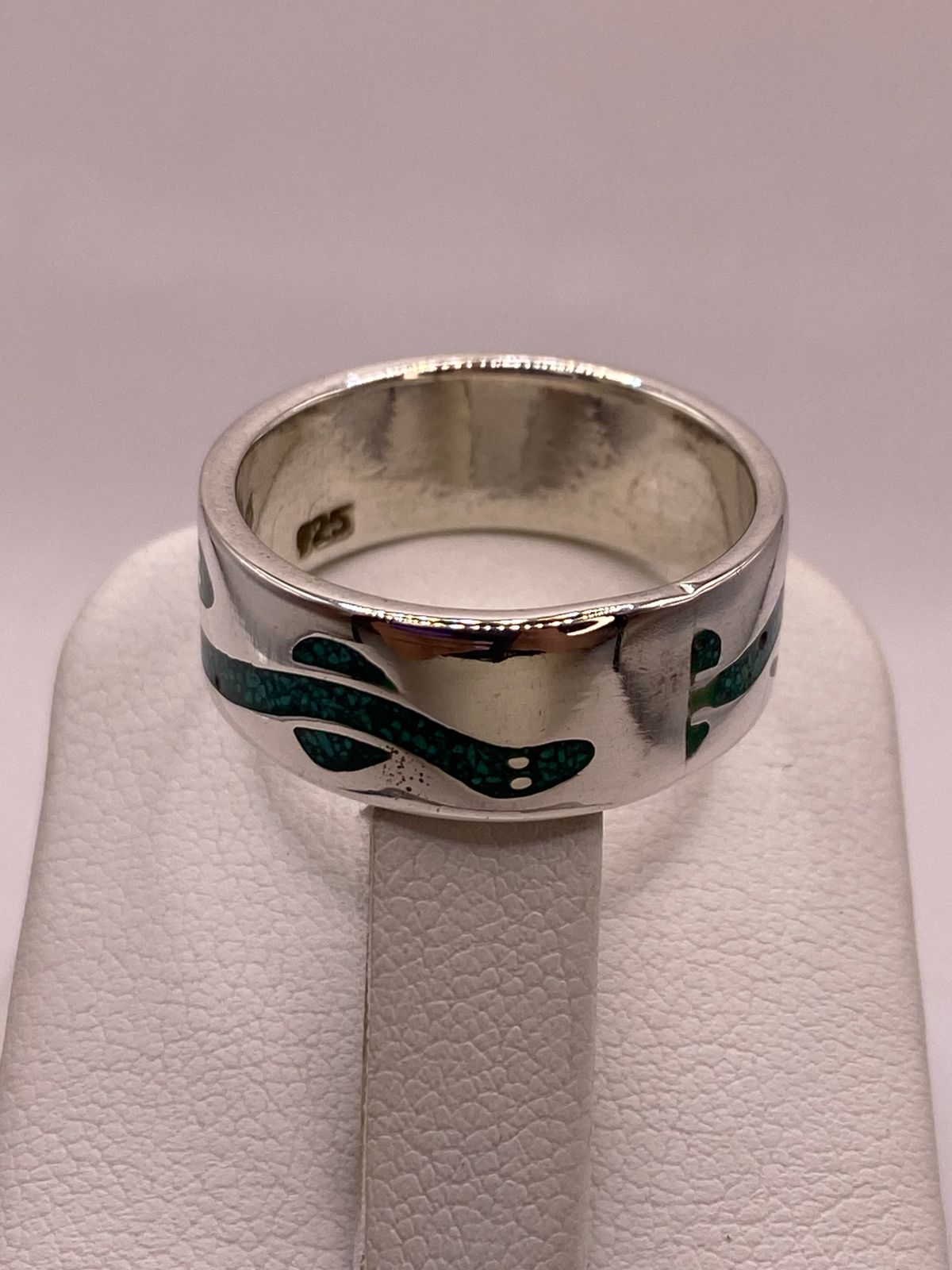 Anillo Artesanal de Malaquita con Diseño de Serpiente en Plata