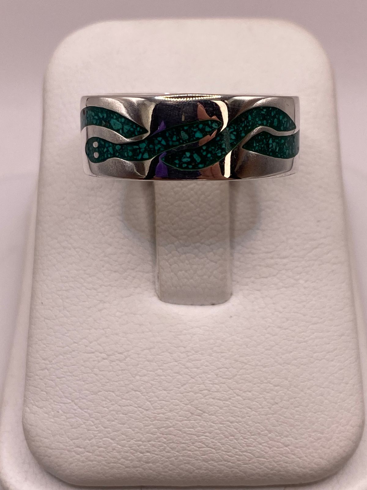 Anillo Artesanal de Malaquita con Diseño de Serpiente en Plata