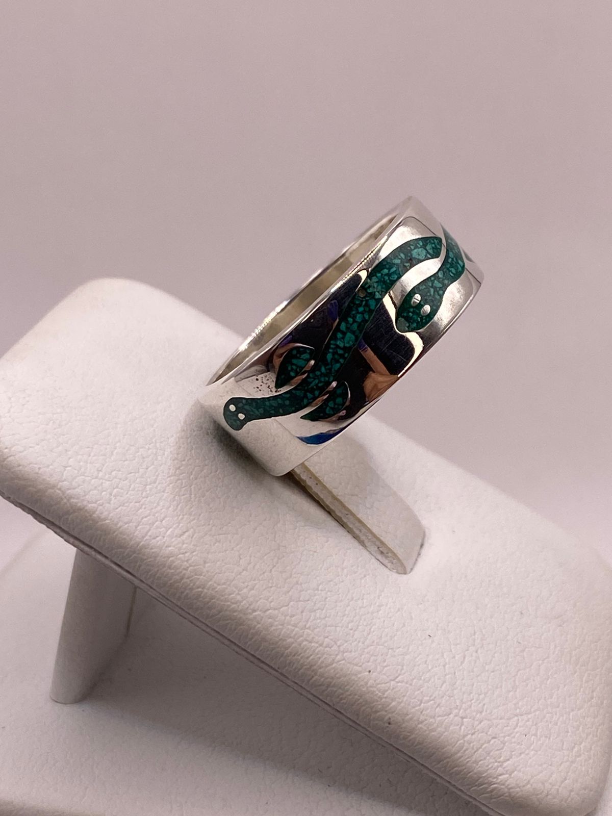 Anillo Artesanal de Malaquita con Diseño de Serpiente en Plata