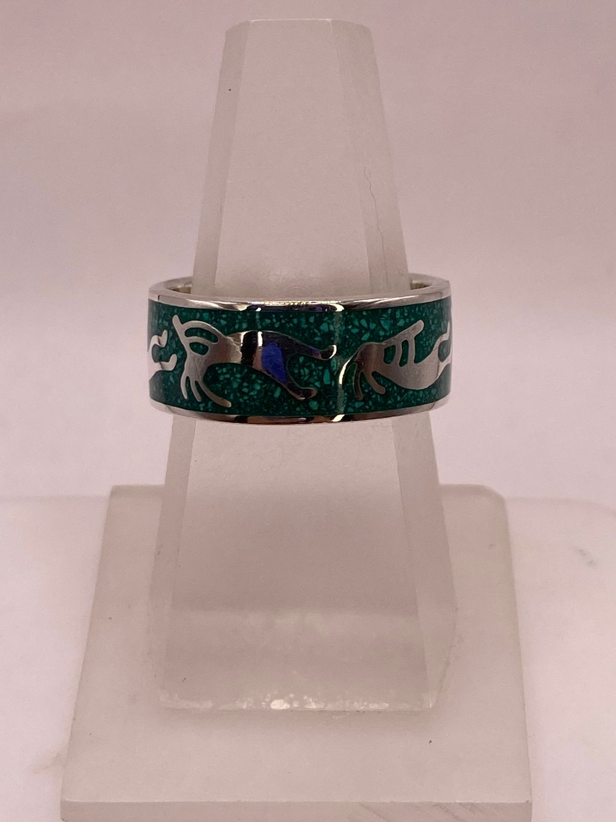 Anillo Artesanal de Malaquita con Figuras Zoomorfas en Plata