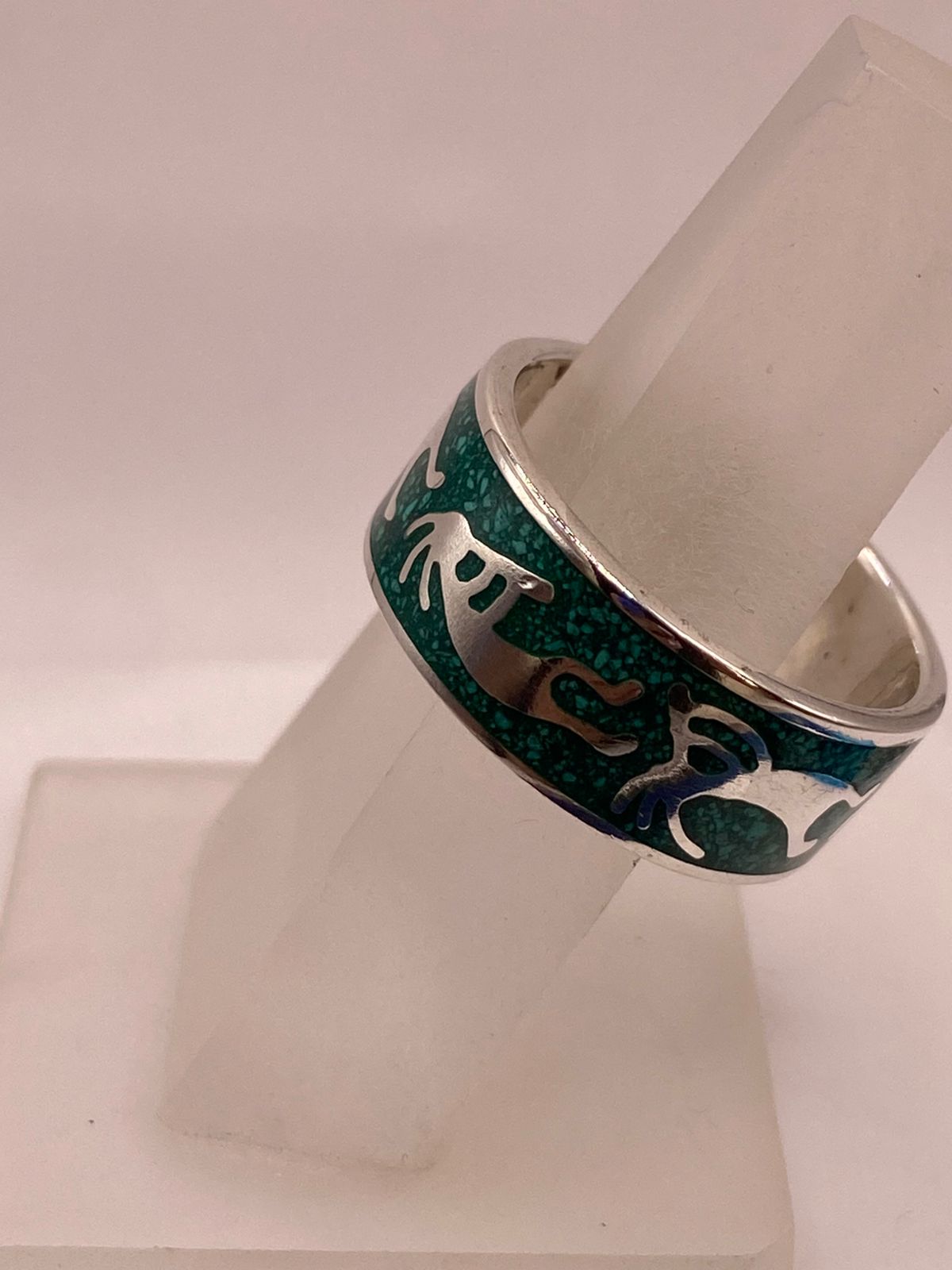 Anillo Artesanal de Malaquita con Figuras Zoomorfas en Plata
