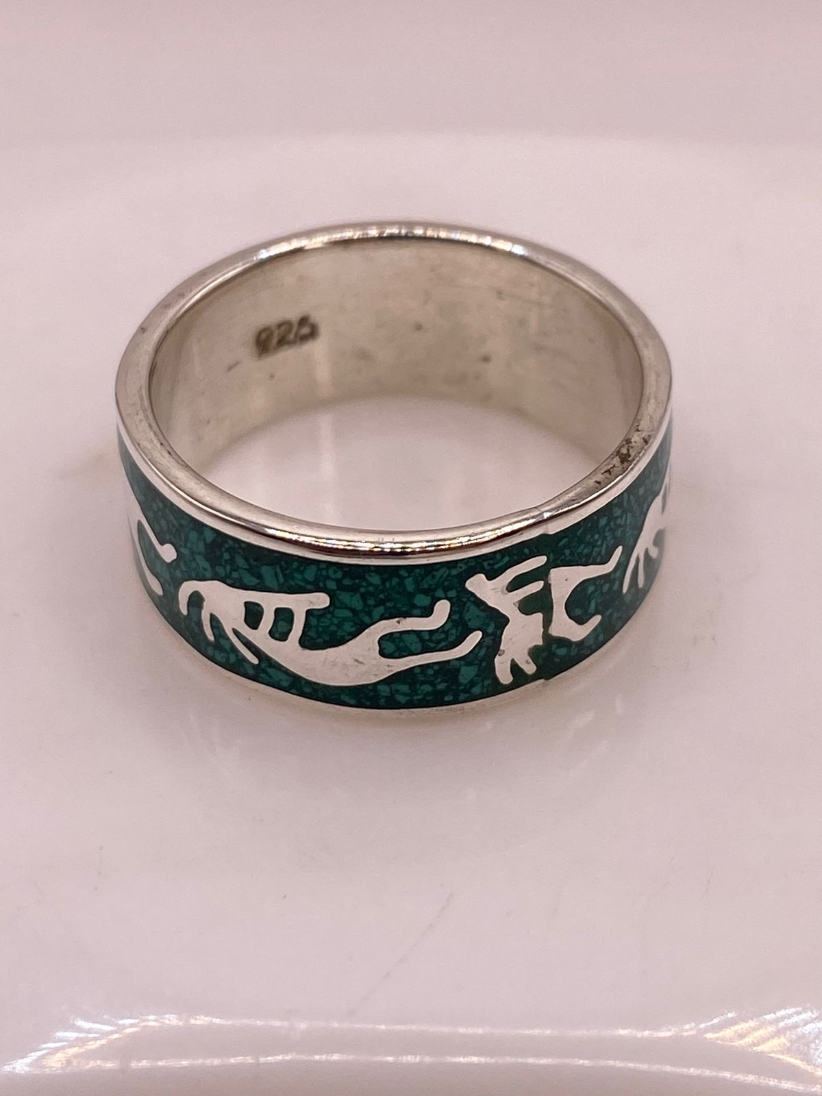 Anillo Artesanal de Malaquita con Figuras Zoomorfas en Plata