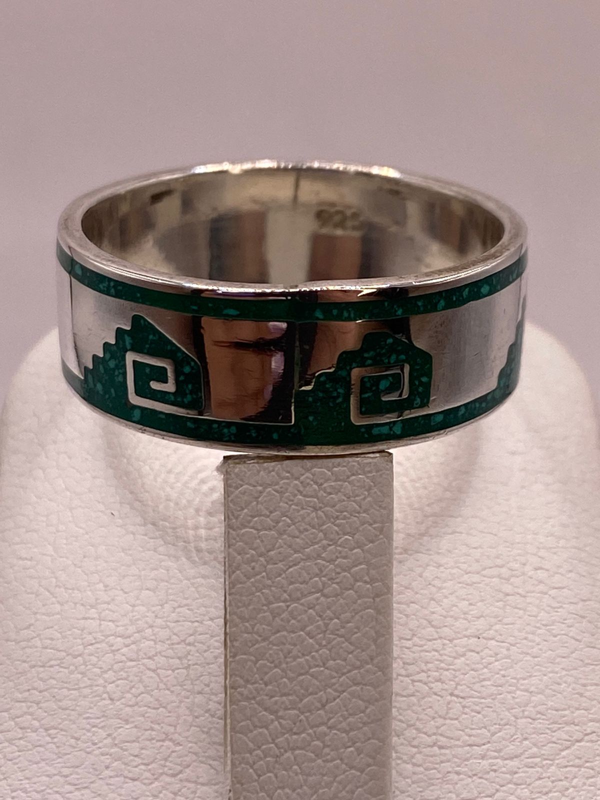 Anillo Artesanal de Malaquita con Greca Escalonada en Plata