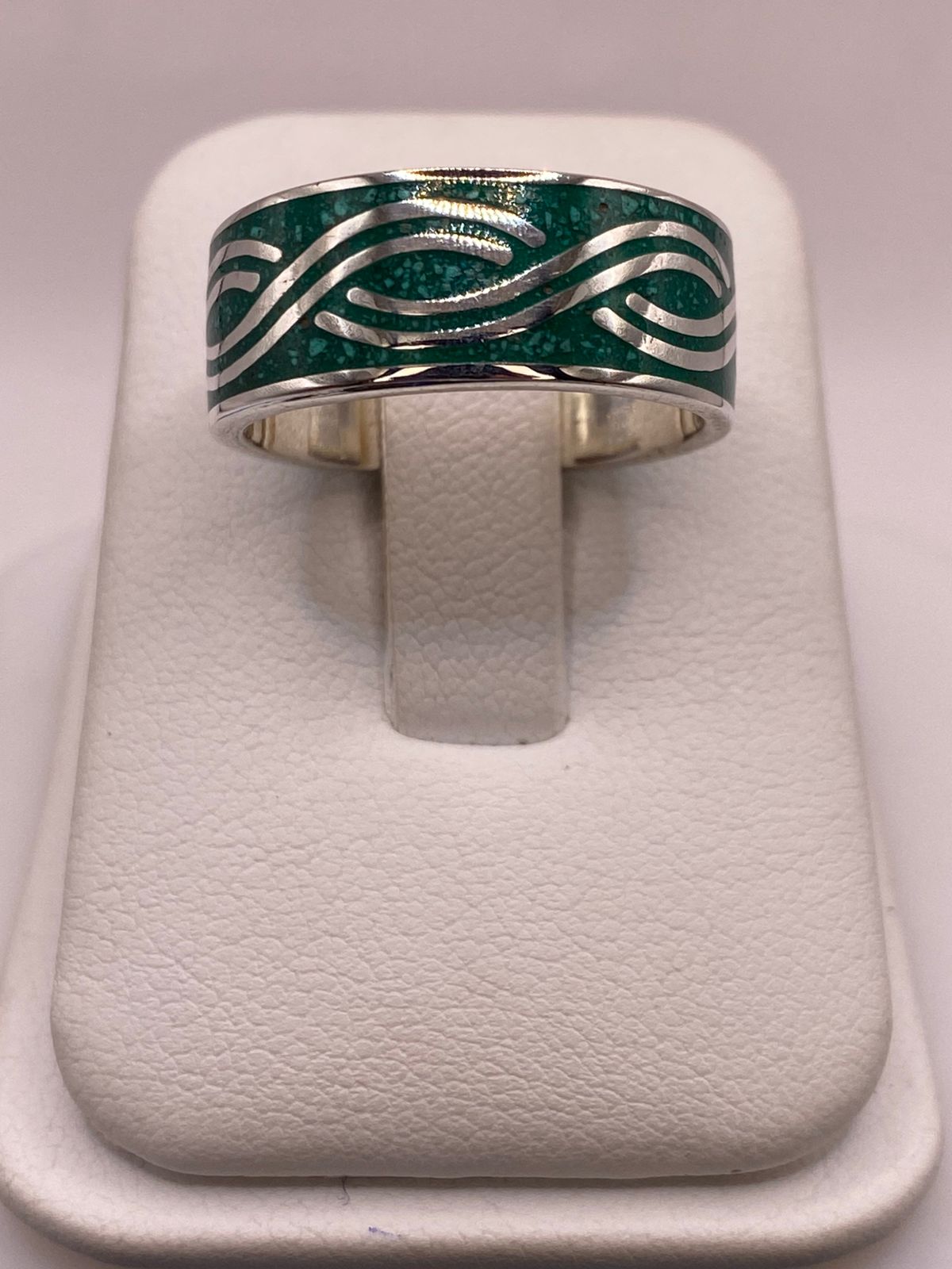 Anillo Artesanal de Malaquita con Greca Geométrica