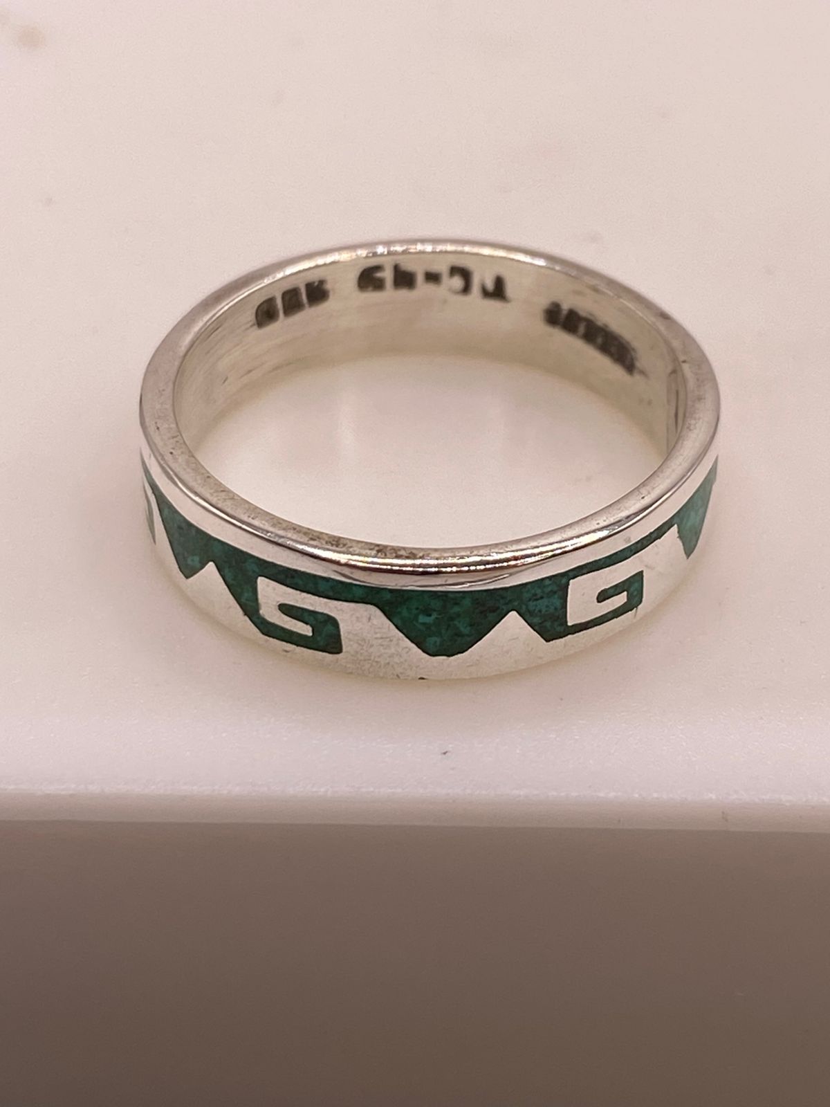 Anillo Artesanal de Malaquita con Greca Geométrica en Plata