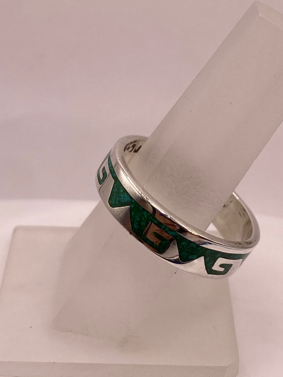 Anillo Artesanal de Malaquita con Greca Geométrica en Plata