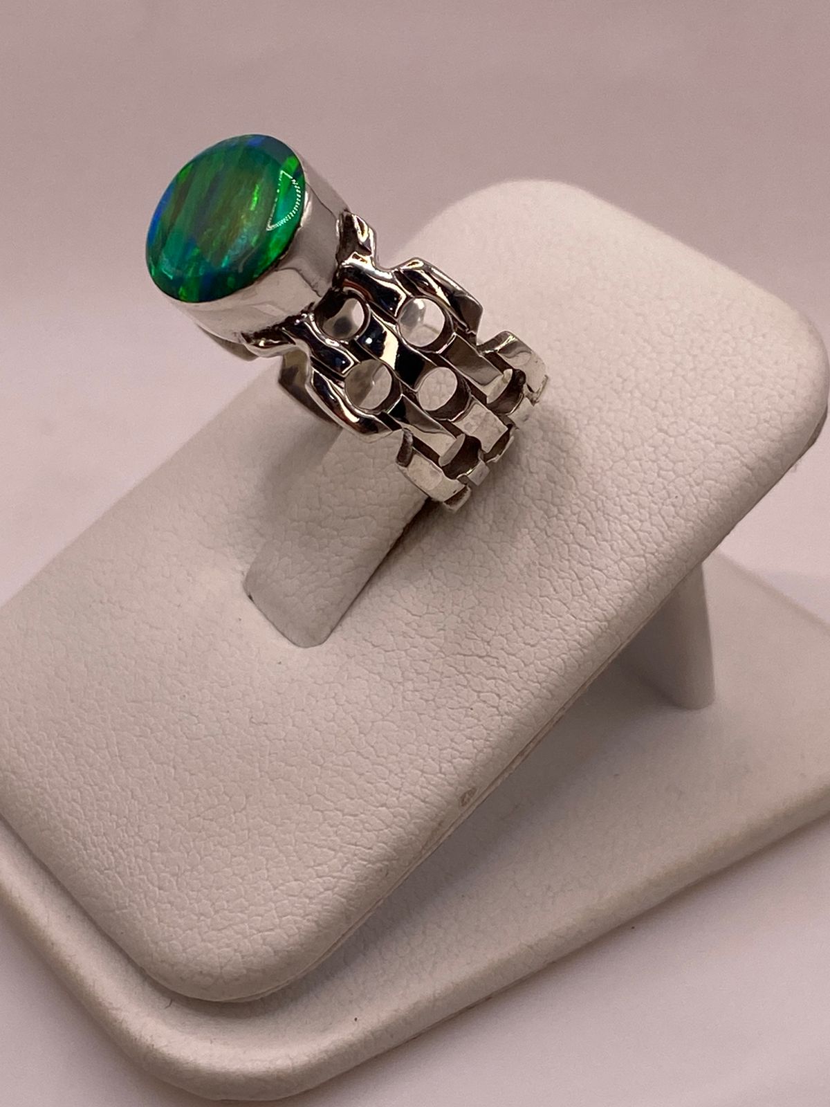 Anillo Artesanal con Ópalo de Fuego Verde en Plata .950