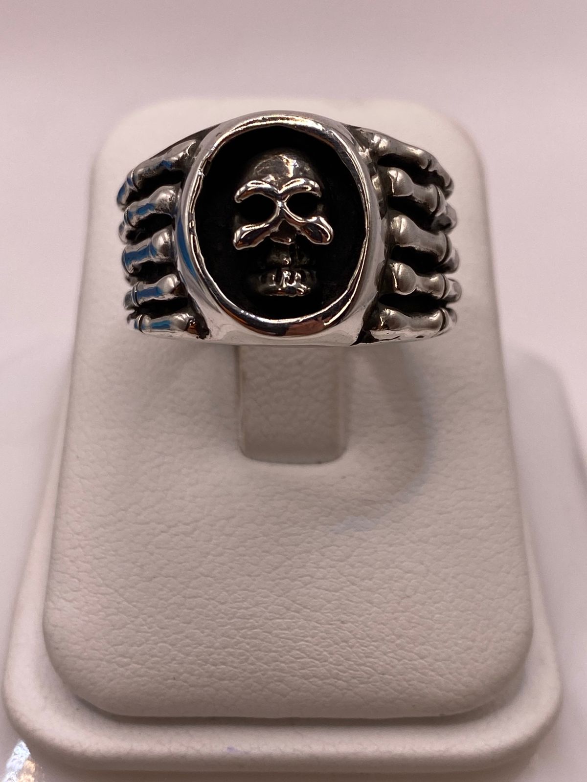 Anillo Artesanal en Plata con Calavera y Banda Estilo Huesos