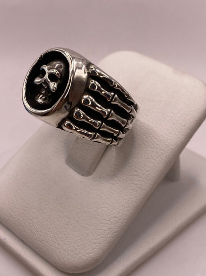 Anillo Artesanal en Plata con Calavera y Banda Estilo Huesos