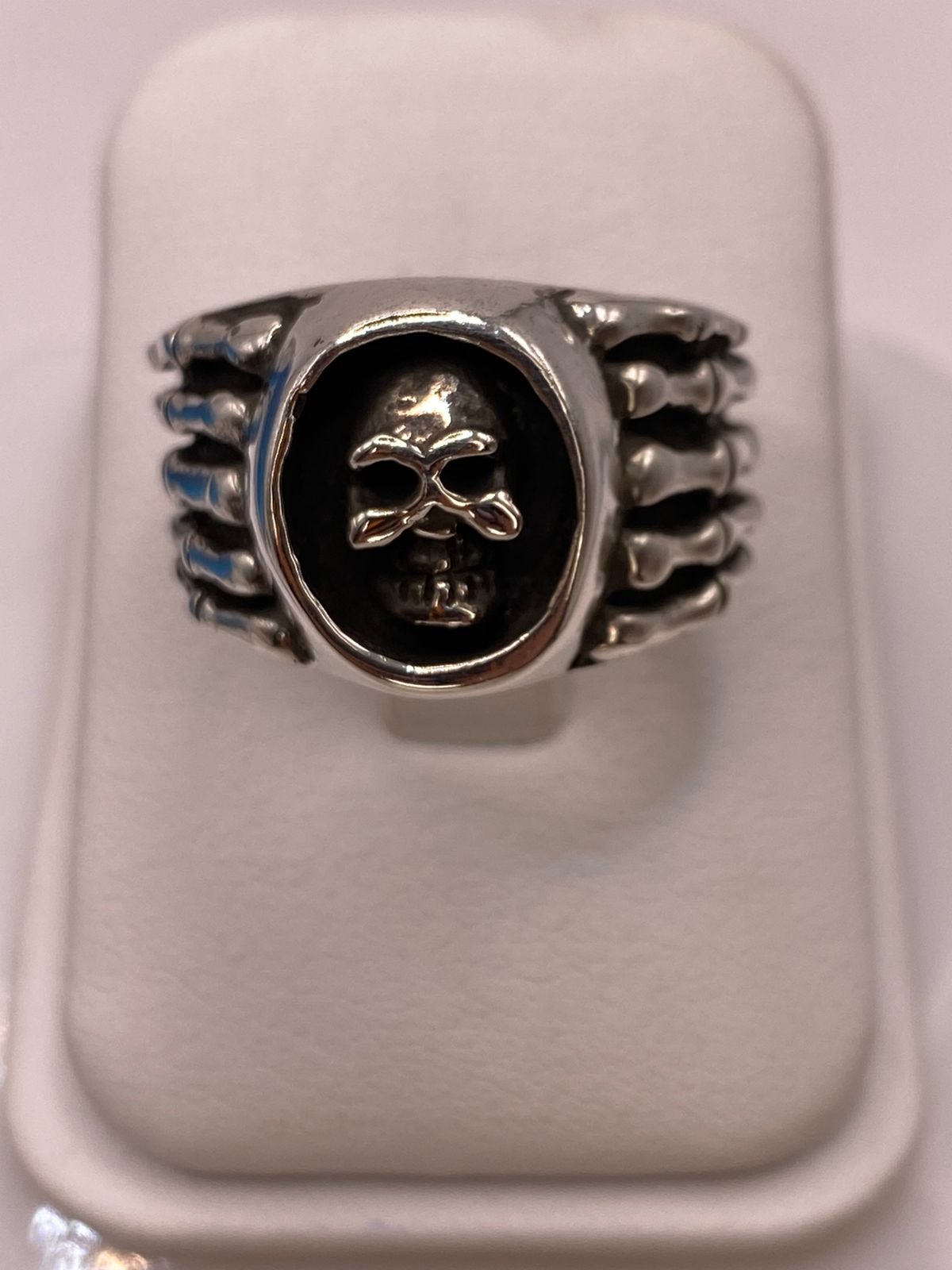 Anillo Artesanal en Plata con Calavera y Banda Estilo Huesos