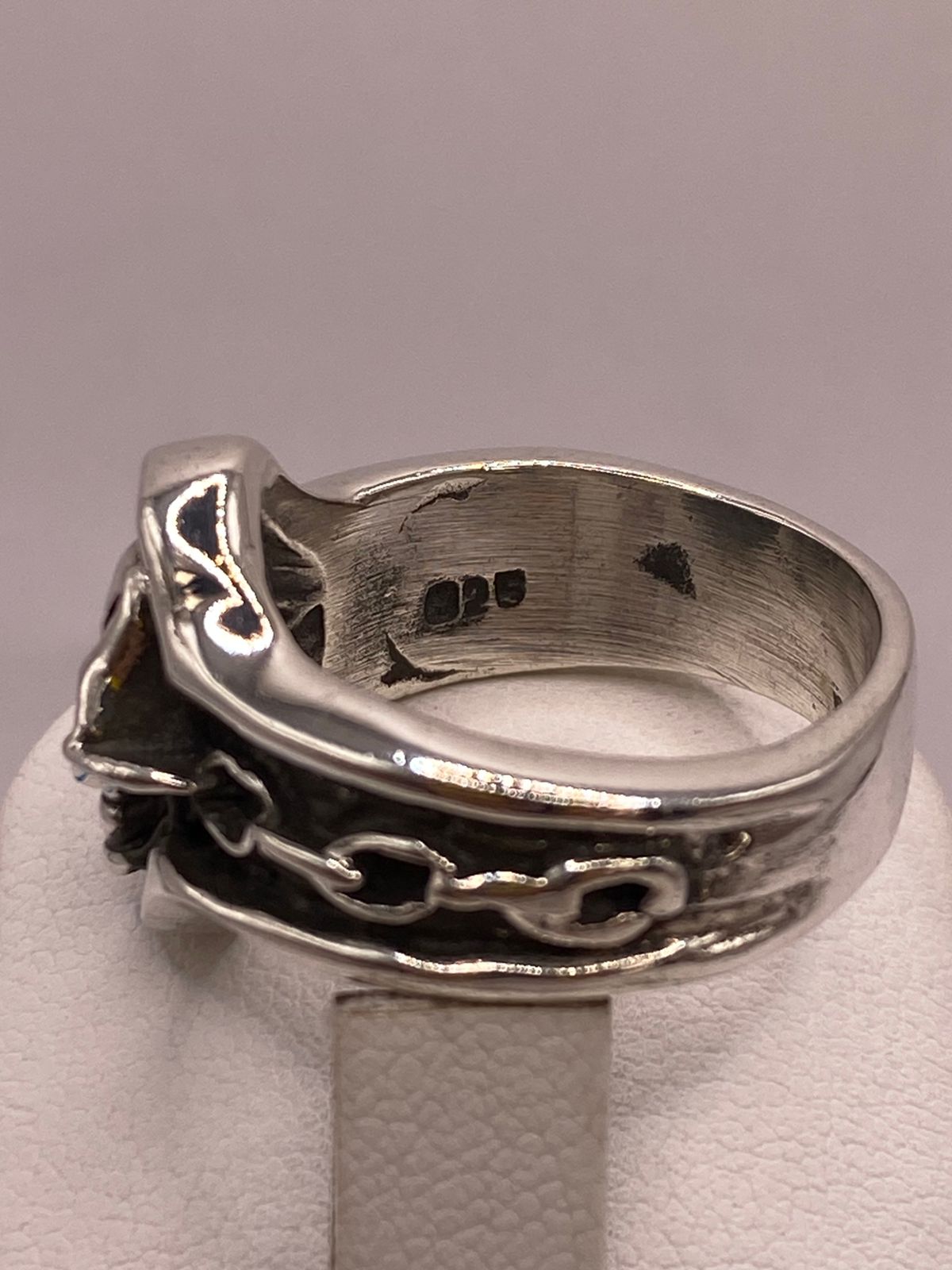 Anillo Artesanal en Plata con Calavera y Banda Texturizada