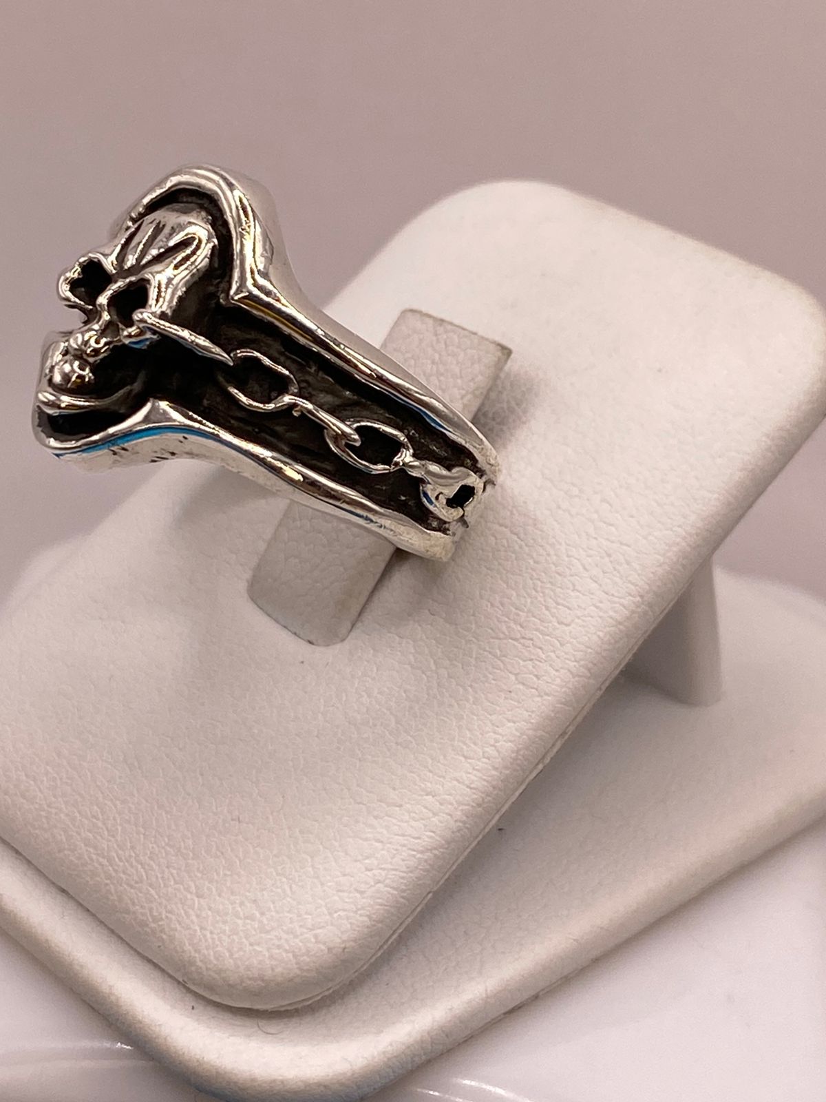 Anillo Artesanal en Plata con Calavera y Banda Texturizada